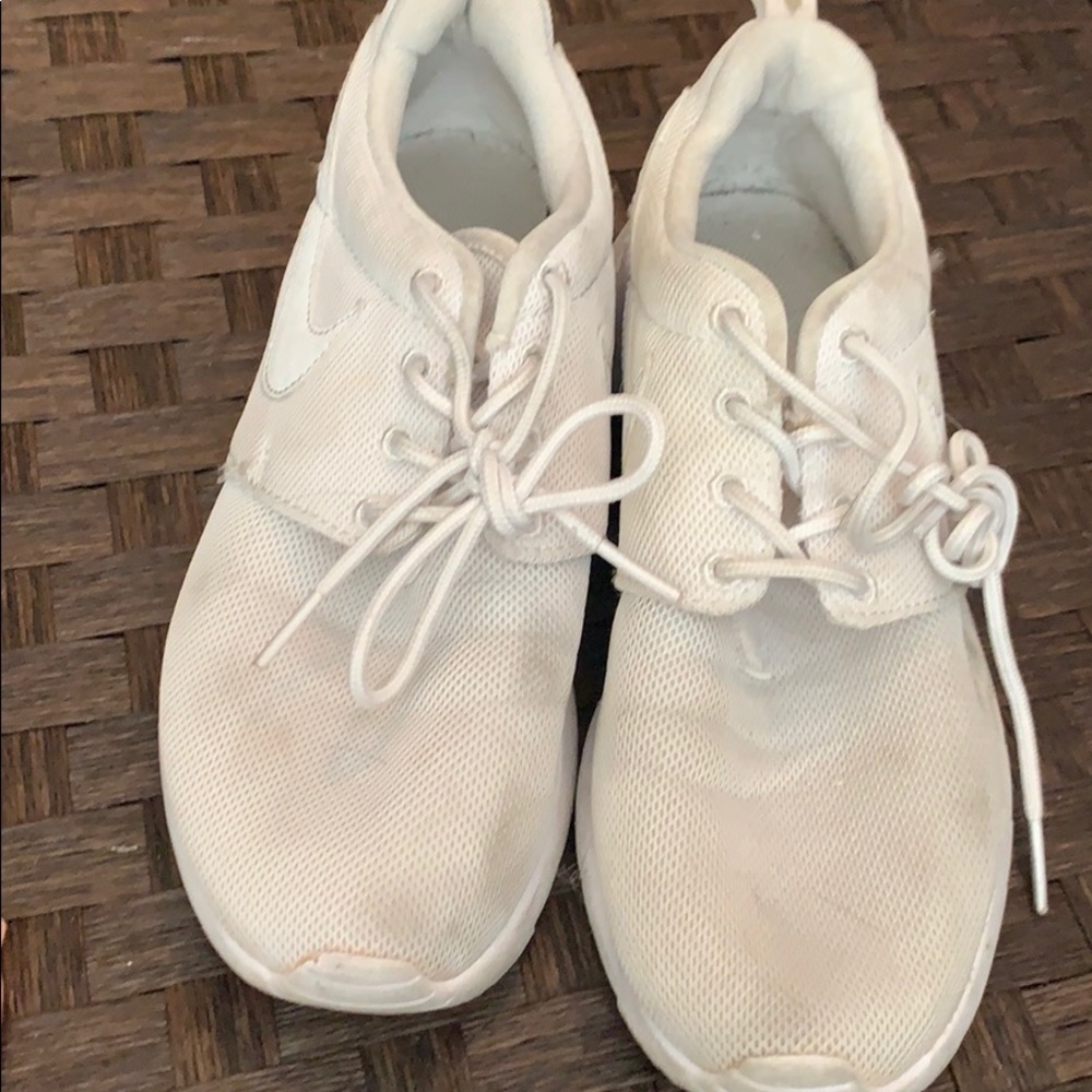 White nike Roshe